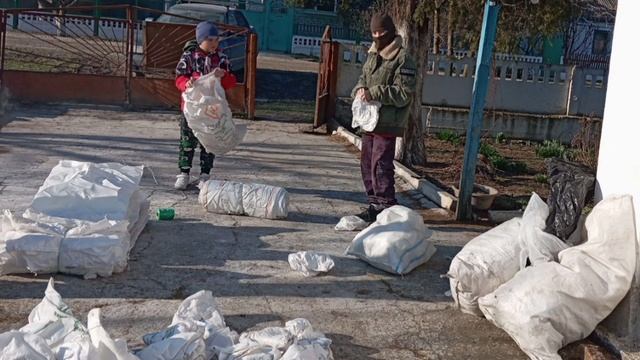 Юные помогаторы Юра Пшеничный и Андрей Юрьев с. Владиславовка.mp4