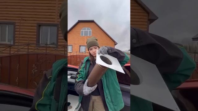 Теплолюбивая девушка психанула и решила установить настоящую печь в своем автомобиле, выглядит ДИ...