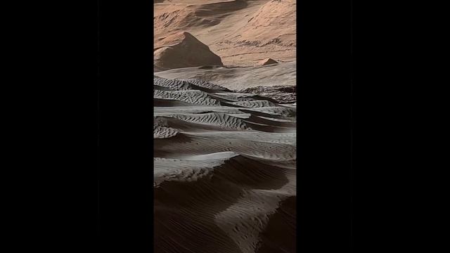 Марсианские песчаные дюны, обозреваемые марсоходом Curiosity.