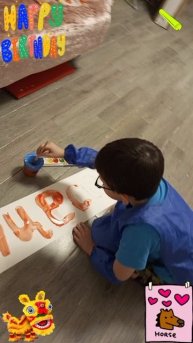 Амир рисует для тамхины плакат