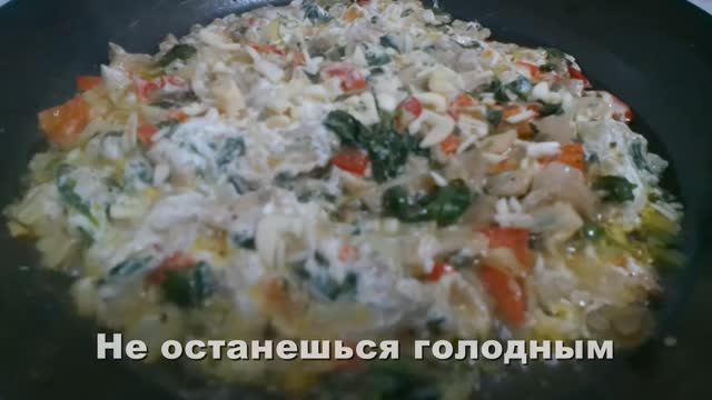 Шпинат и вешенки на сковороде.