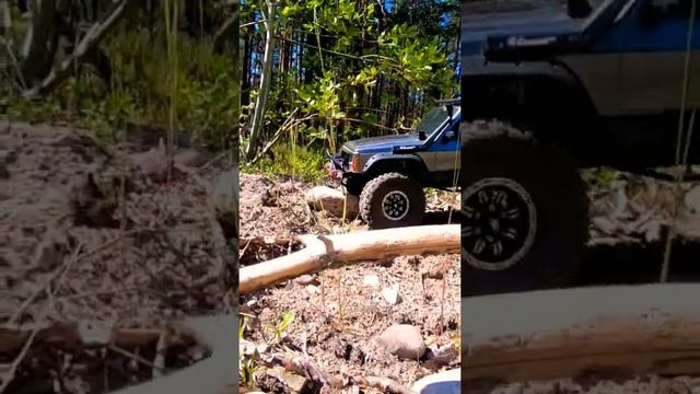 Радиоуправляемый Jeep Cherokee XJ Injora где-то в Карельских лесах.