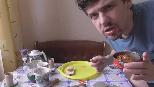 КИЛЬКА БАЛТИЙСКАЯ В ТОМАТНОМ СОУСЕ С ЧИЛИ LAATSA! ПОЮ ПЕСНИ! ДОМА ОЧЕНЬ ДУШНО ХОЖУ В ОДНИХ ТРУСАХ!