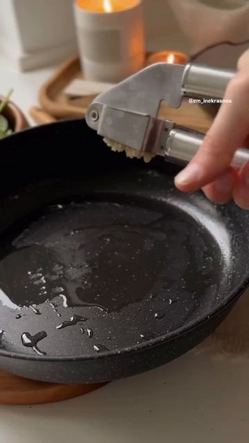 Куриные бедра в сливочном соусе с помидорами