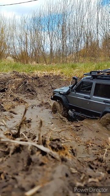 Чероки в своей стихии, радиоуправляемый Jeep Cherokee XJ Injora прёт как танк в грязи.