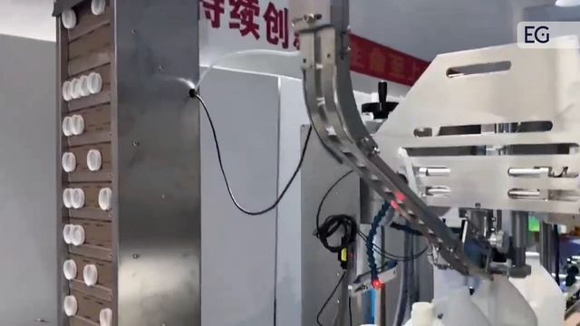 Автоматическая укупорочная машина роликового типа с элеватором для крышек AT-35