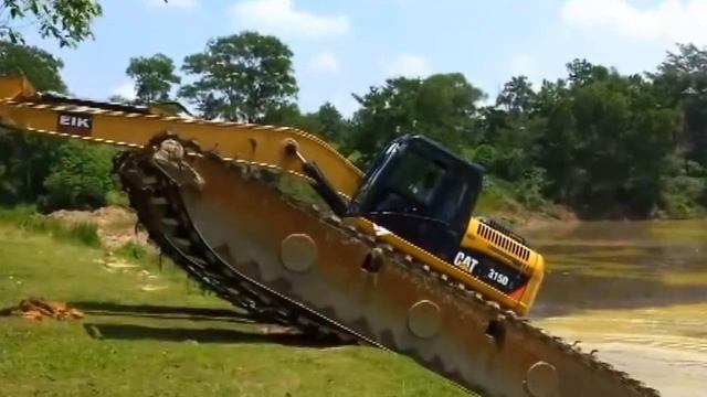 Экскаватор Амфибия преодолевает крутые участки!