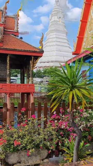 Пагоды в буддиском храмовом комплексе Бангкока Wat Paknam Phasi Charoen pagoda temple in Bangkok