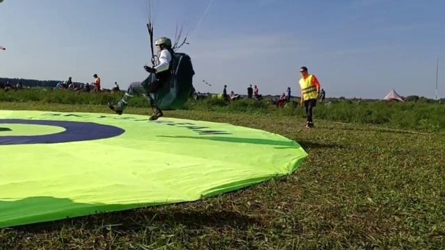 Посадка в ноль на параплане слёту. Парапланерные соревнования по точности посадки.  Парапланеризм.