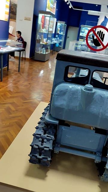 Макет гусеничного трактора