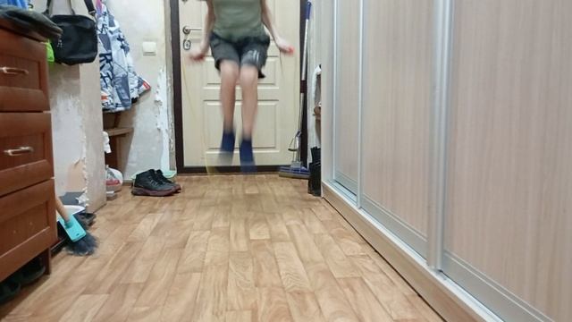 учусь скакать на скакалке