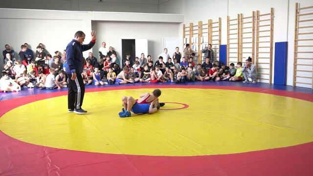 Красивый бросок через бедро решил исход встречи юных борцов!
