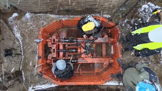 МНБЛ-70 в Лодзе. Замена чугунного трубопровода на трубы ВЧШГ методом pipebursting.