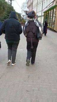 Девушка в куртке с рожками, крылышками и хвостиком.