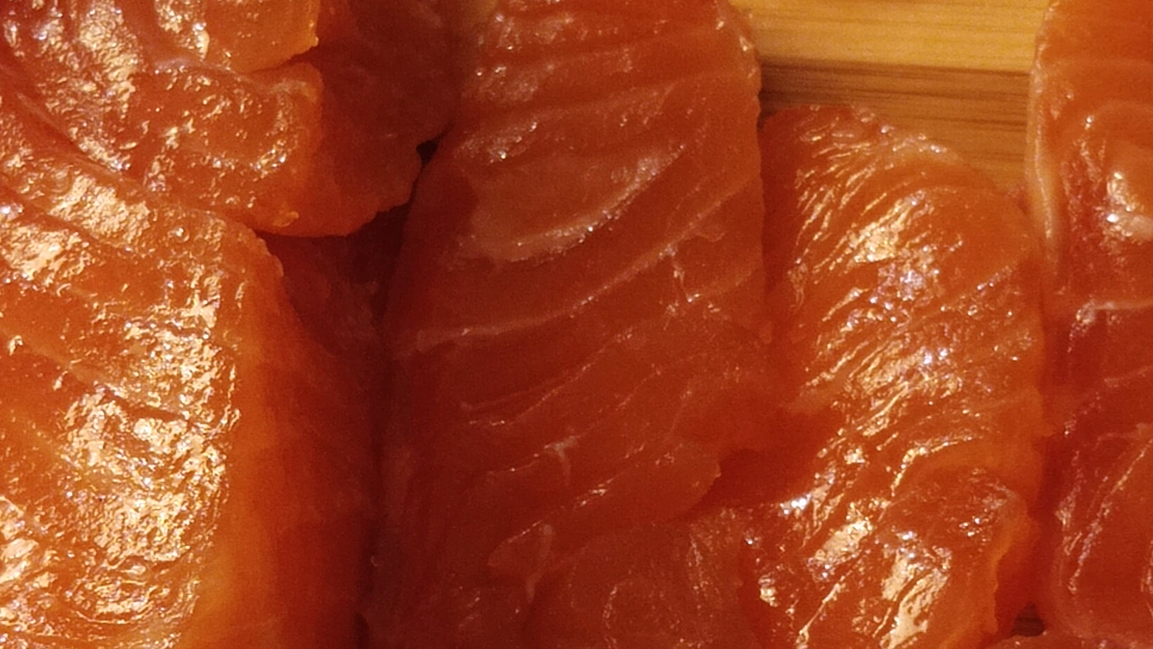 Заверните рыбу в марлю