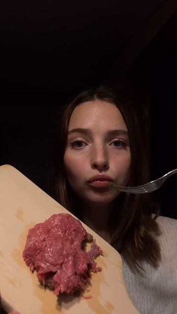 Дурка: зумеры начали есть СЫРОЕ мясо. Да, такой новый тренд.