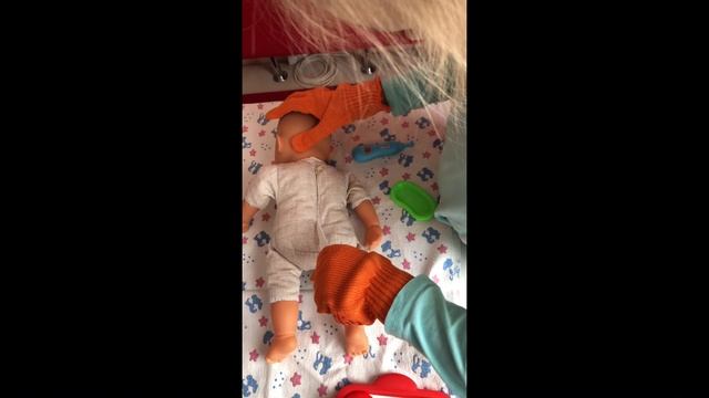 Лиза лечит куклу. Делаем операцию