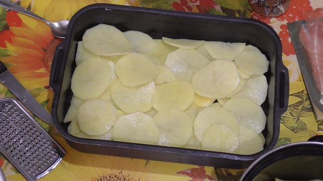 Запеканка из курицы, картошки и бекона.