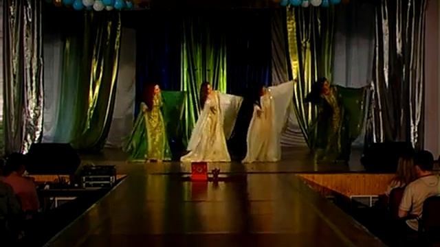 Девушки танцуют восточные танцы