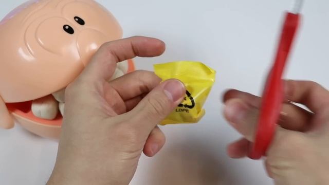 Играем в стоматолога! Веселое видео для малышей!