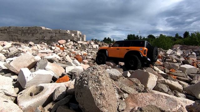 Перезалив: HB Toys R1001 Ford Bronco VI катаем по руинам завода.