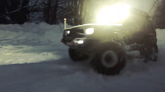 Зимняя дорога и два внедорожника на радиоуправлении, Jeep Cherokee XJ, Jeep Wrangler JK Rubicon 1/10