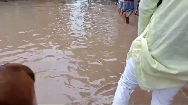 গরু কুকুর যাবার রাস্তাটাও নাই, আমরাতো হাটু পানি দিয়া যাই.
