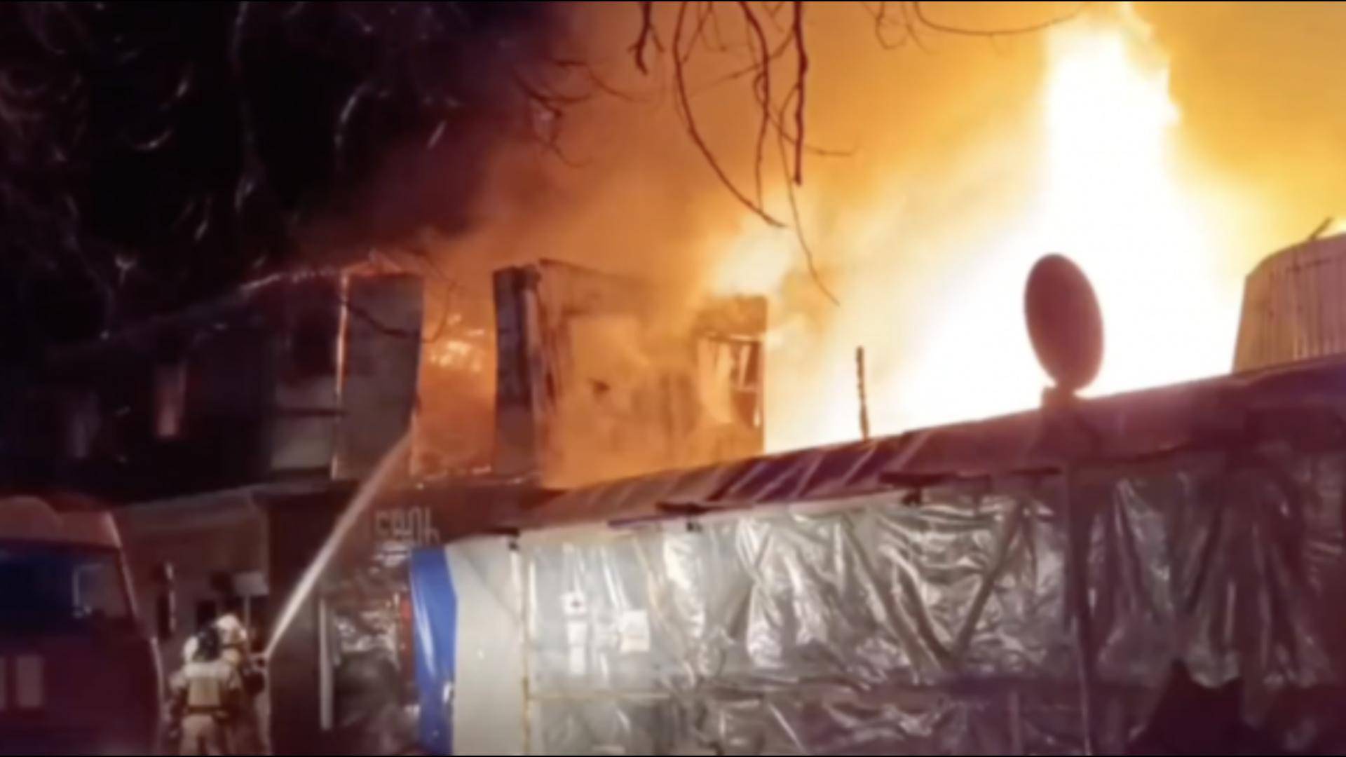 Пожар площадью в тысячу «квадратов» охватил пансионат в Анапе