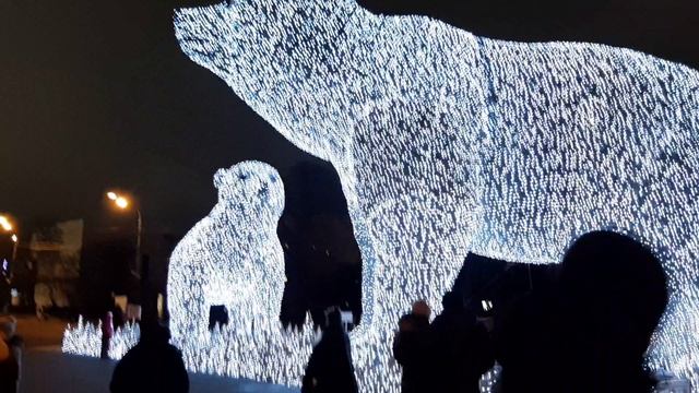 08.01.2020. Москва. Парк Горького. Огромные белые медведи.