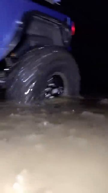Ледяные лужи и радиоуправляемые внедорожники Jeep Cherokee XJ и Wrangler JK Rubicon.