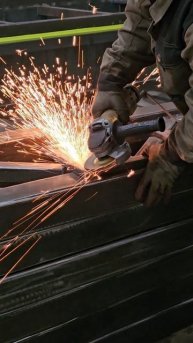 Зачистка металла болгаркой.Еще больше видео и фотоконтента на сайте oyta.ru #металл #зачисткамета...