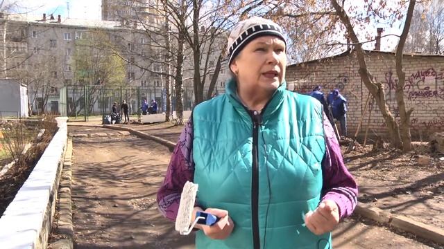 Субботник во дворе дома на Лепсе, 62