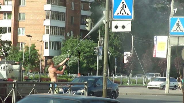 Весна, город умывается...