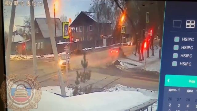 На перекрестке Абакана две блондинки решили проскочить на мигающий желтый