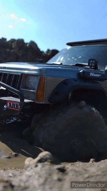 Месим грязь на радиоуправляемом Jeep Cherokee XJ Injora.