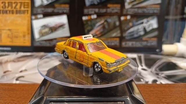 Toyota Crown tomica 1:64