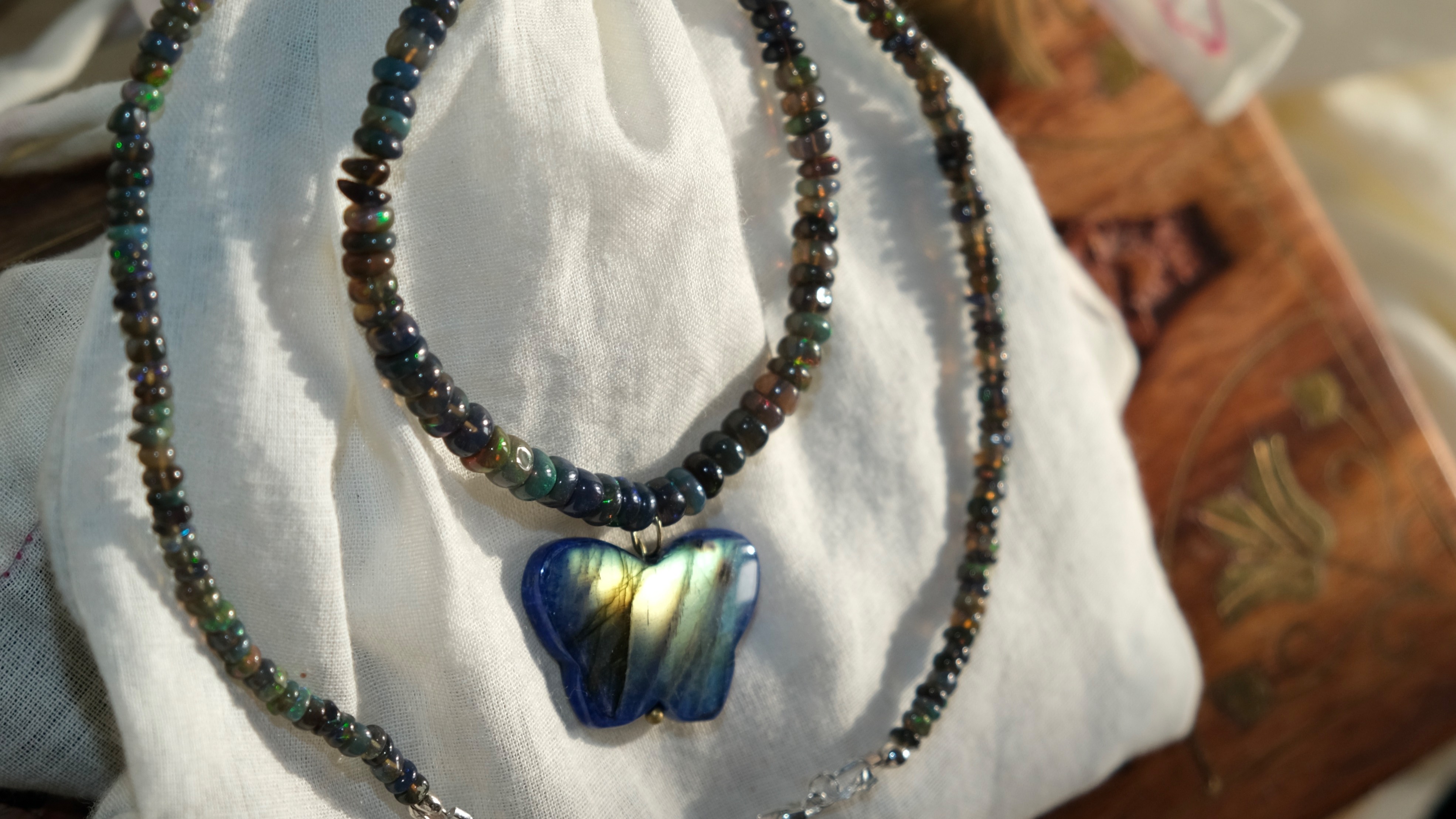 _Магический мотылек_ колье из черного опала, лазурита и лабрадорита