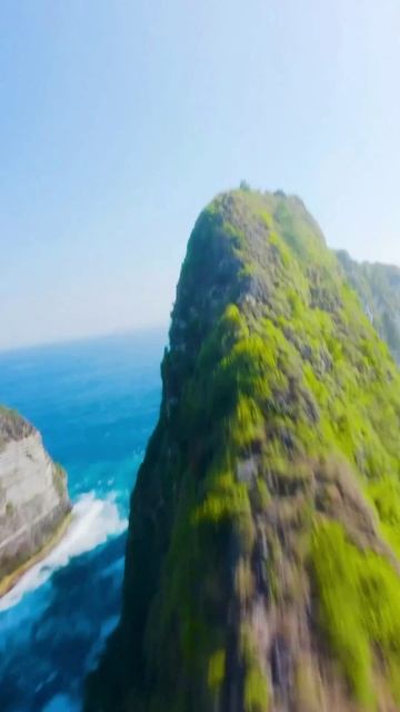 На острове Нуса-Пенида находится пляж Kelingking Beach, который привлекает туристов своей уникаль...