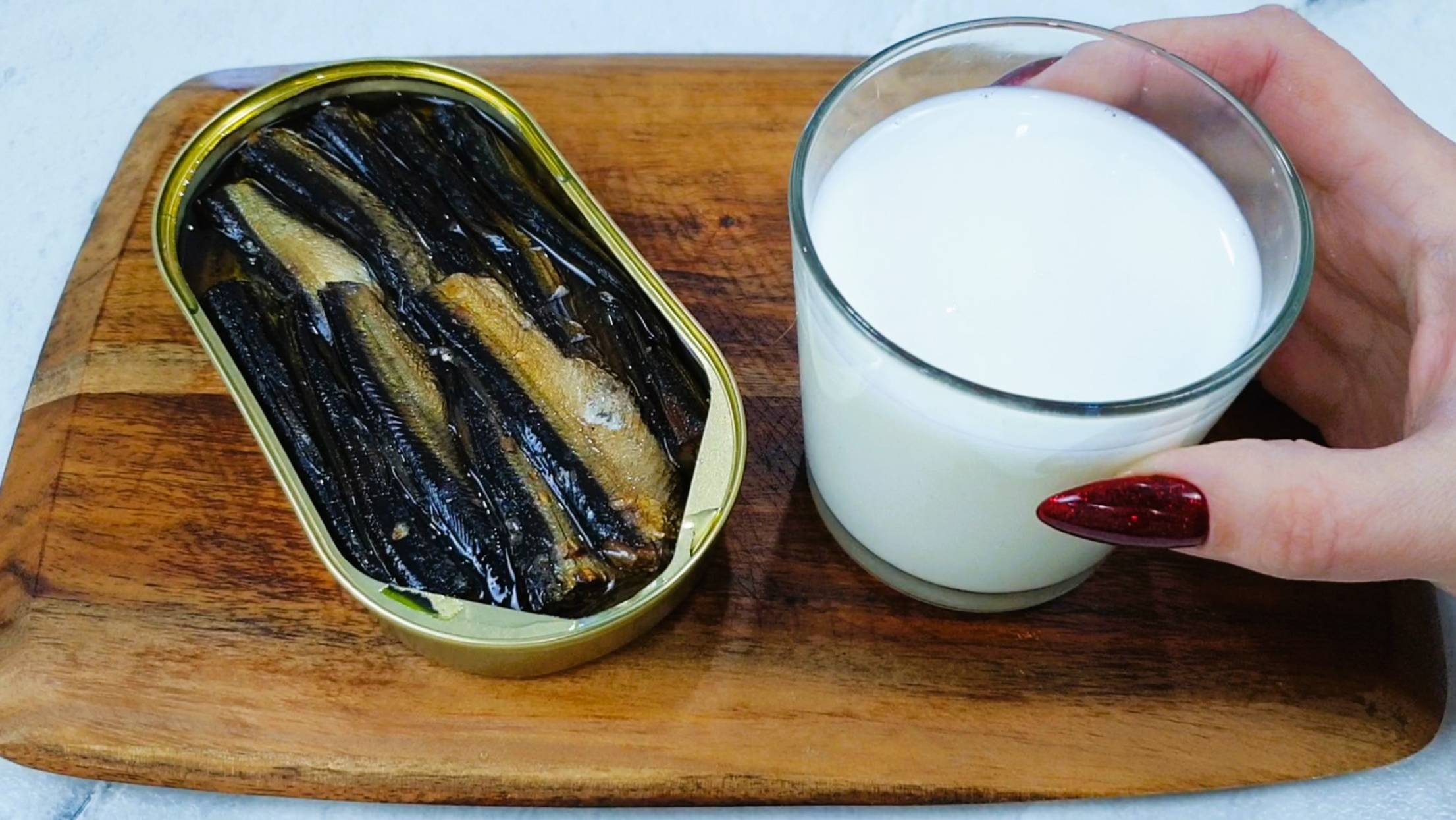 Нахожу банку шпротов и готовлю целую "гору" вкуснятины к чаю или с молоком (съедаются за 2 минуты)