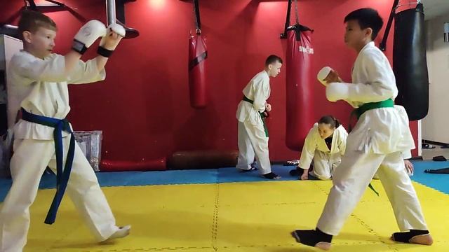 Показательное выступление спортсменов клуба Будо, Саратов. 
Ката и нунчаку.