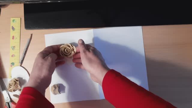 Роза из пластилина часть1