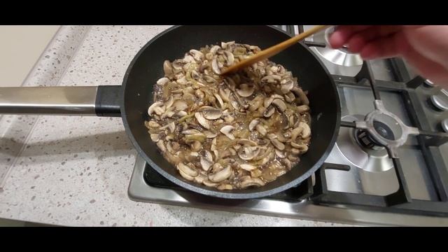 Бестроганов из бедра индейки с грибами