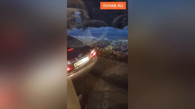 Два часа по пробкам добираются жители Северного из-за нечищенных дорог