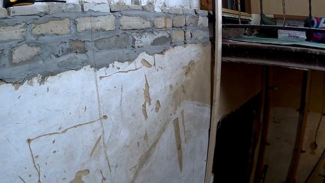 ЖИВЕМ В ДЕРЕВНЕ!!ПРИШЛА ЗИМА!!ЛОПАТИМ СНЕГ!!!БУРЮ СТЕНЫ!!КРЕПЛЮ ПОДВЕСЫ!!!Деревенский влог