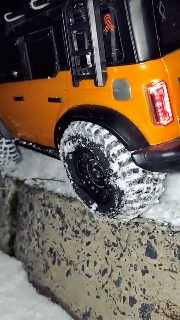 По самому краю на радиоуправляемом Ford Bronco VI HB Toys R1001 Beluga.