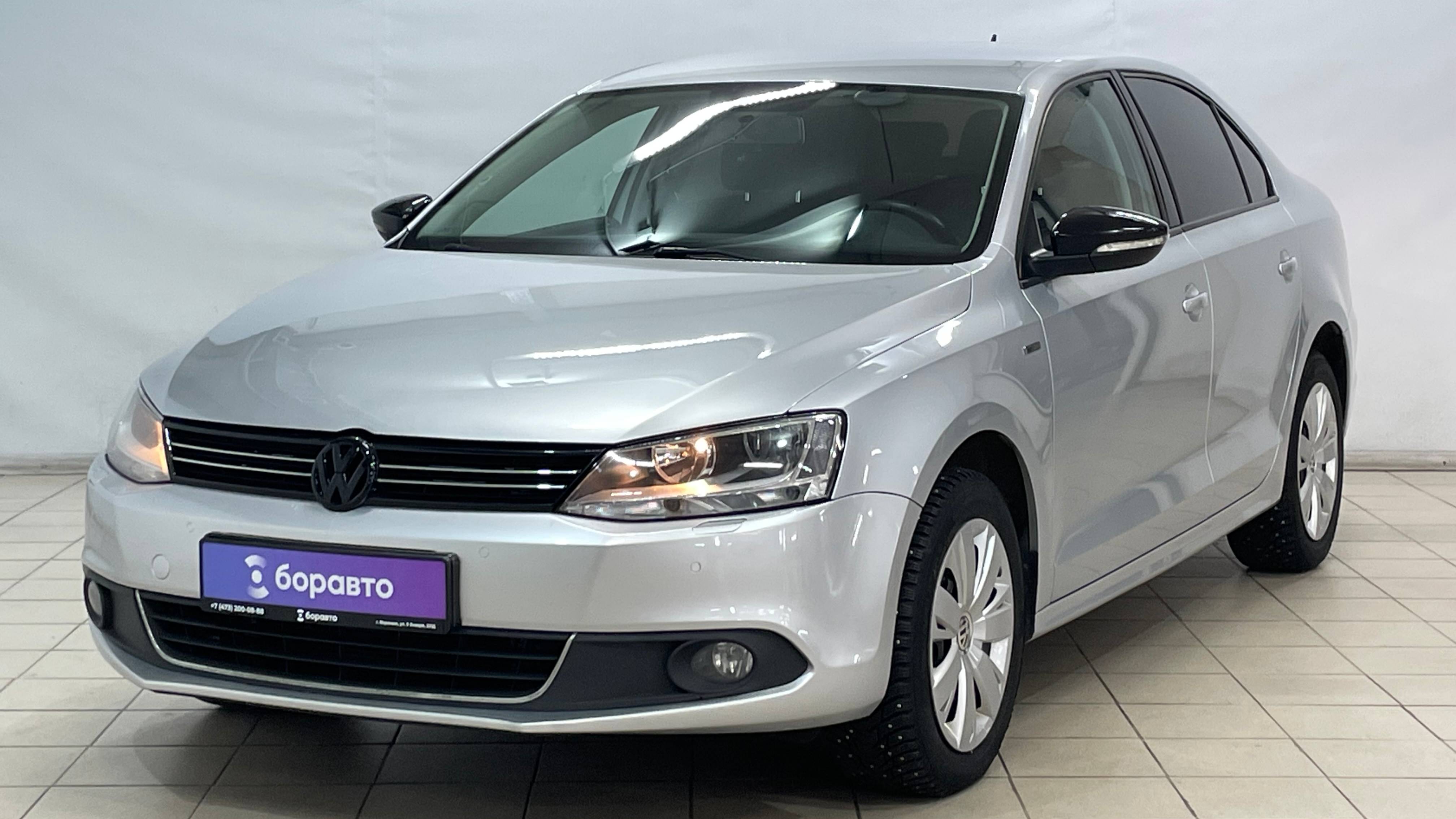 VOLKSWAGEN JETTA Серебристый