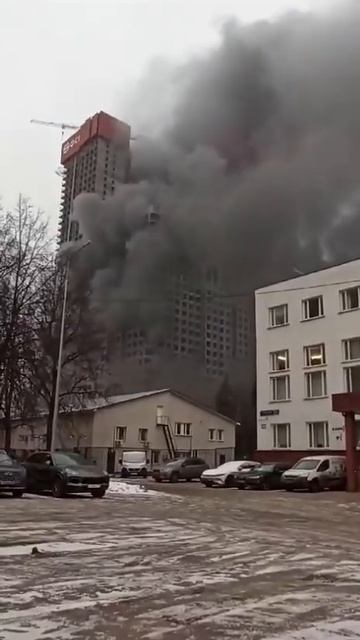 На севере Москвы вспыхнул огонь в многоэтажке.