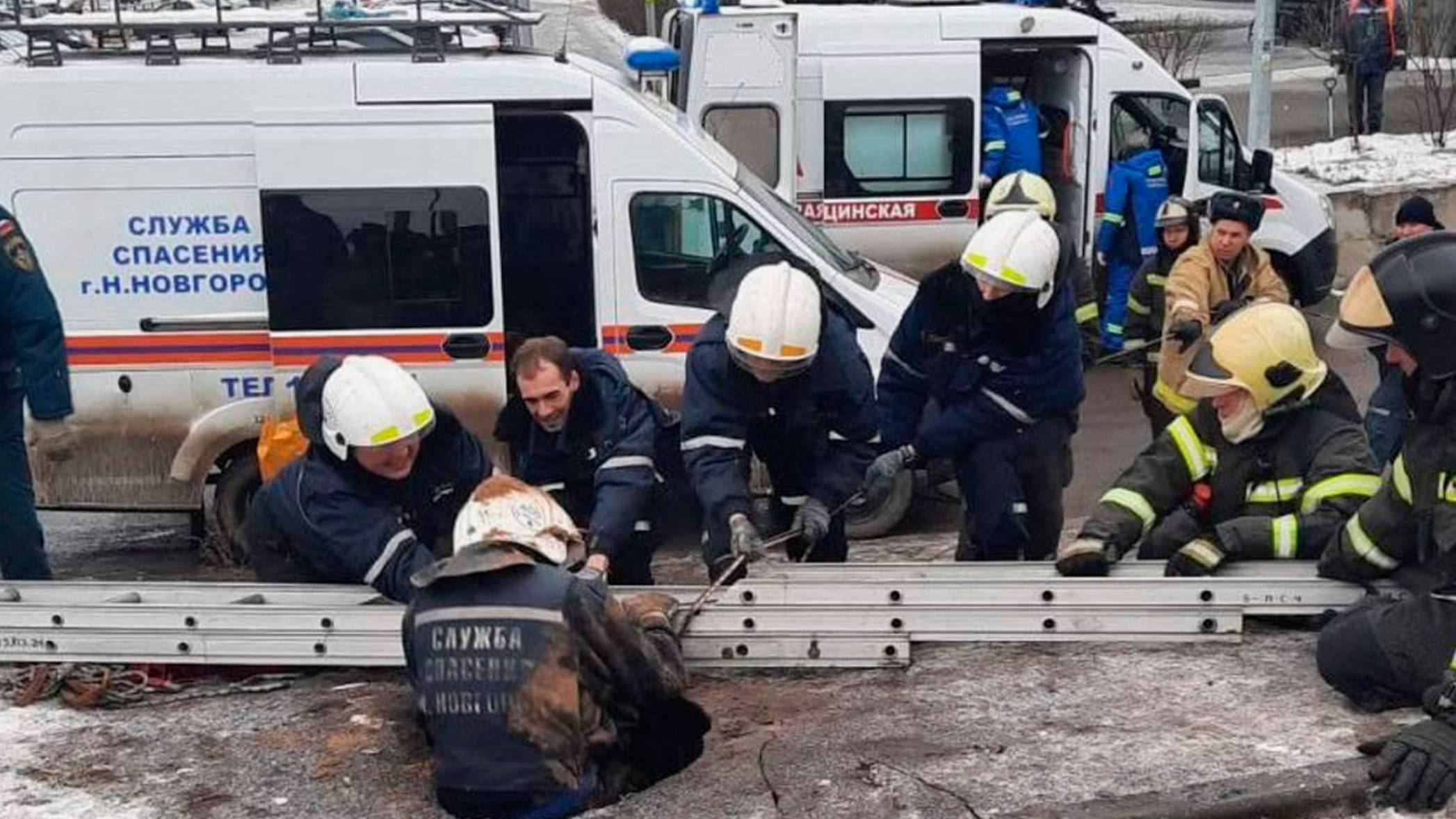 Мужчина провалился под землю прямо на дороге и пролетел десять метров вниз в Нижнем Новгороде