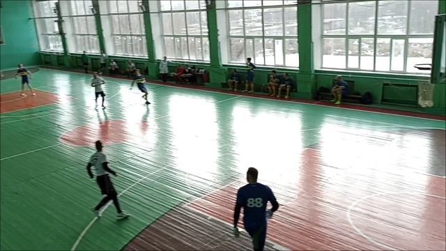 Крутой гол вратаря ногой в баскетбольную корзину через весь зал
