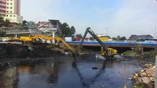 Экскаватор AmphiMaster со сдвижными понтонами в городе!!!